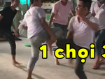 Nam thanh niên 'nội công thâm hậu' 1 chọi 3 ở bộ môn... 'đá gà'