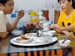 Cắm cơm điện quên nhấn nút, cả nhà chưng hửng khi ngồi bàn ăn