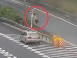 Che camera giám sát để lùi ôtô trên cao tốc, tài xế vẫn nhận cái kết đắng
