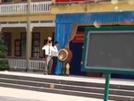 Thầy giáo bối rối khi đánh gãy dùi trống trong lễ khai giảng