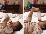 Cưng xỉu với em bé dùng chân để uống sữa