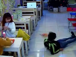 Chàng phục vụ bối rối tìm khay khi trượt chân ngã trước hai người đẹp