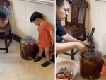 Bé trai bỏ siêu nhân ngâm vào bình rượu thuốc của bố