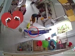 Thót tim cảnh em bé vài tháng tuổi ngủ dậy, nằm đu đưa bên mép võng
