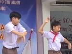 Học sinh 'múa quạt' phụ họa cho cô giáo hát 'Sóc Sờ Bai Sóc Trăng'
