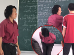 Cả lớp cười xỉu trước biểu cảm khó đỡ của thầy giáo dạy Toán