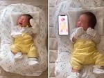 Em bé nín khóc khi nghe tiếng khóc của mình trong điện thoại