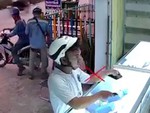 Thấy khách bỏ quên ví, người đàn ông nhanh tay trộm