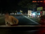 Tài xế ôtô ngạc nhiên khi dừng đèn đỏ được thanh niên tới lau kính
