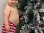 Bé trai cười 'thảo mai' khi bị mẹ phát hiện phá cây thông Noel