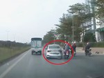 Ôtô bị bung cản sau vì tài xế lạng lách tạt đầu xe máy