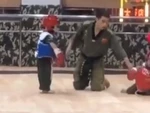 Trọng tài bất lực với 2 võ sĩ nhí đụng nhẹ nhau là lăn ra ăn vạ
