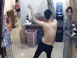 Chồng nhún nhảy mua vui cho vợ khi nấu ăn