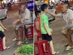 Hai bố con chơi oẳn tù tì búng tai