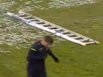 Chuyện lạ: Dùng thang để cào tuyết trong sân vận động