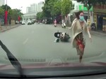 Mẹ bỏ xe máy giữa đường khi làm rơi con nhỏ sau va chạm