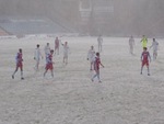 Trận đấu đầu tiên của bóng đá Anh bị hoãn do mưa tuyết