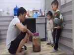 Bé trai ngâm 'khủng long' vào bình rượu thuốc của bố