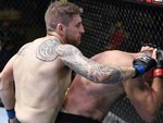 Nhân viên cảnh sát tung liên hoàn cước knock-out võ sĩ Kickboxing
