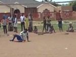Sút penalty vào, cầu thủ cởi giày ngồi giữa sân chơi trò tàu lượn