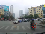 Cô gái chạy xe máy xi-nhan trái rồi đủng đỉnh vượt đèn đỏ ở ngã tư