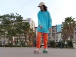 Cô gái bị cấm thi đấu do kỹ năng trượt ván quá điêu luyện