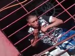 Tên trộm kẹt đầu trên thanh chắn phải nhờ cảnh sát đến 'giải cứu'