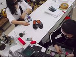 Cô gái vờ mua hàng bằng tờ 500.000 để lừa đảo hơn 450.000 đồng