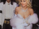Ảnh thân thiết 30 năm trước của Michael Jackson, Madonna hot lại