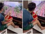 Bố cho con gái đi tàu lượn siêu tốc tại nhà