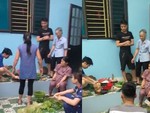 Cả nhà 'giám sát' con rể tương lai chặt gà