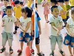 Bé trai múa quạt, nhún nhảy phiêu trong điệu nhạc