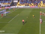 Cú penalty siêu ảo, xé rách lưới cầu môn bay ra ngoài