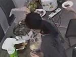 Hai cô gái vụng về khi ăn lẩu cá kèo