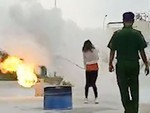 Cô gái dập lửa vụng về khiến các anh lính cứu hỏa bối rối