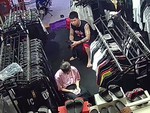 Chồng hùng hổ chửi vợ rồi lại ra sức xin lỗi