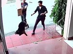 Chàng trai kịp thời cứu chó chú bị mắc dây vào cửa cuốn