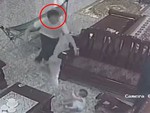 Ông nội nhanh tay đỡ cháu thoát khỏi cú ngã đau