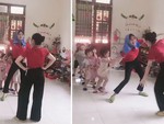Các bé cười tít mắt khi cô giáo mầm non chơi trò bảo vệ đàn gà con