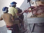 Hai thanh niên đi xe máy trộm tảng thịt lợn giữa ban ngày