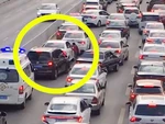 Bé gái chạy bộ gõ kính từng ôtô nhờ nhường đường cho xe cứu thương
