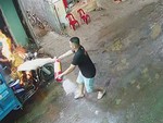 Xe 3 gác suýt cháy gọn vì thanh niên lấy nước dập lửa bén bình xăng