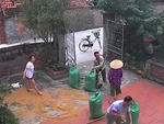 Hàng xóm giúp đỡ nhau cào lúa chạy trời mưa