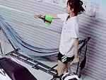 Chị cầm chổi cố thủ trong nhà khi em trai bắt sâu hù dọa