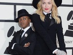 Con trai Madonna mặc váy, đi catwalk trong nhà gây sốt