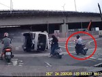 Người đàn ông nhanh chân nhảy khỏi xe máy thoát chết trong gang tấc