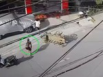 Thanh niên giả vờ què chân khi thùng xe ba gác va vào ôtô