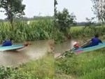 Chàng trai miền Tây lái xuồng ôm cua bay vào ruộng lúa