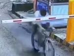 Thanh niên đi xe đạp mắt nhắm mắt mở đập mặt vào barie