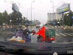 Chàng trai tặng áo mưa cho cặp vợ chồng chở con nhỏ ướt sũng